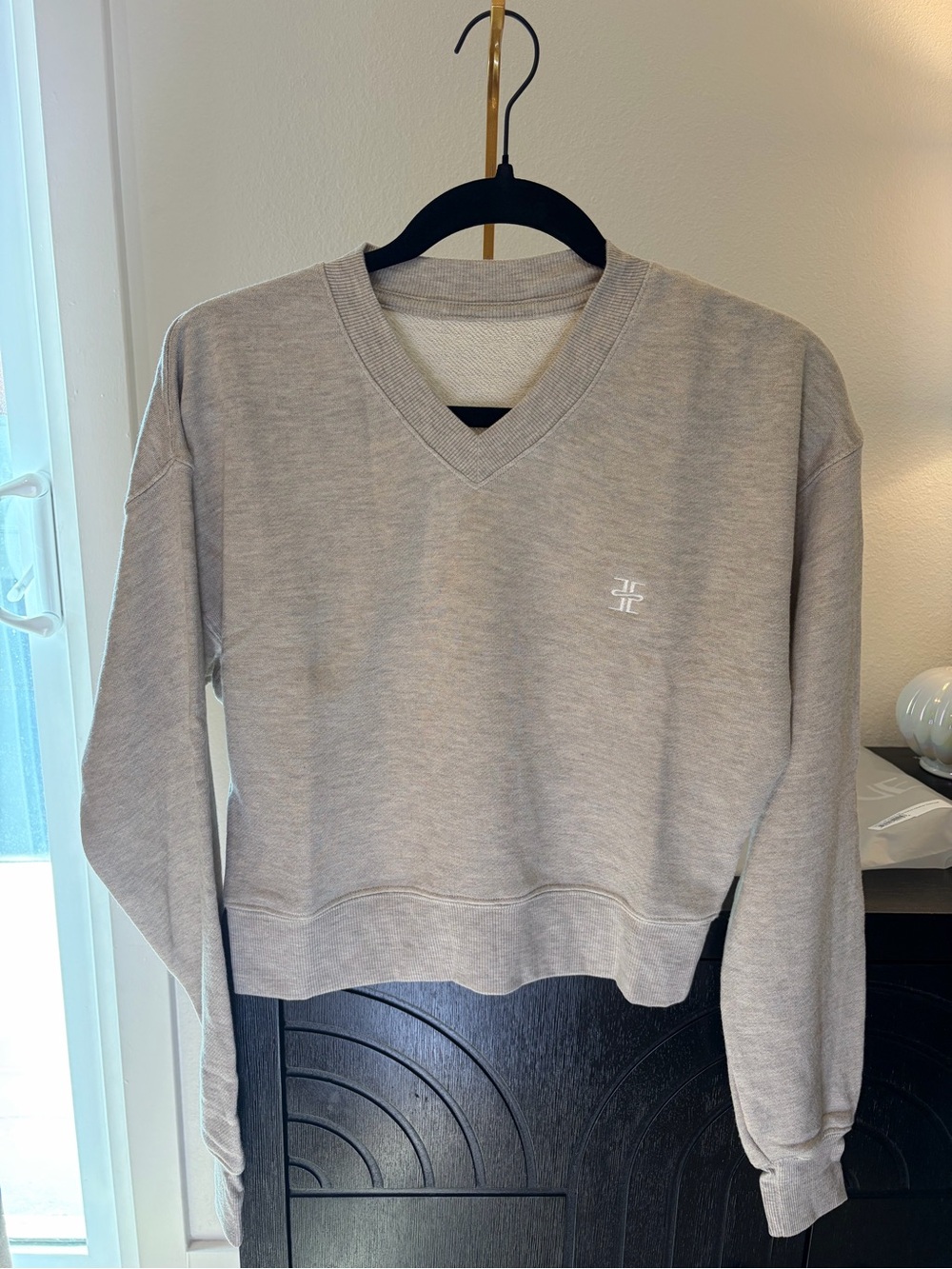 Eterne Women’s Cropped V-Neck Sweatshirt Heather Oatmeal in XS